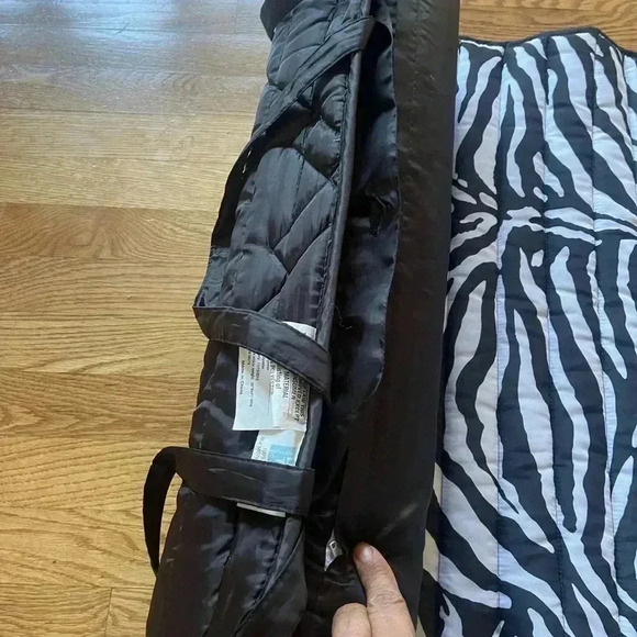 Beautiful long yoga mum with a pillow to sided black and zebra print lightweight - Picture 6 of 11